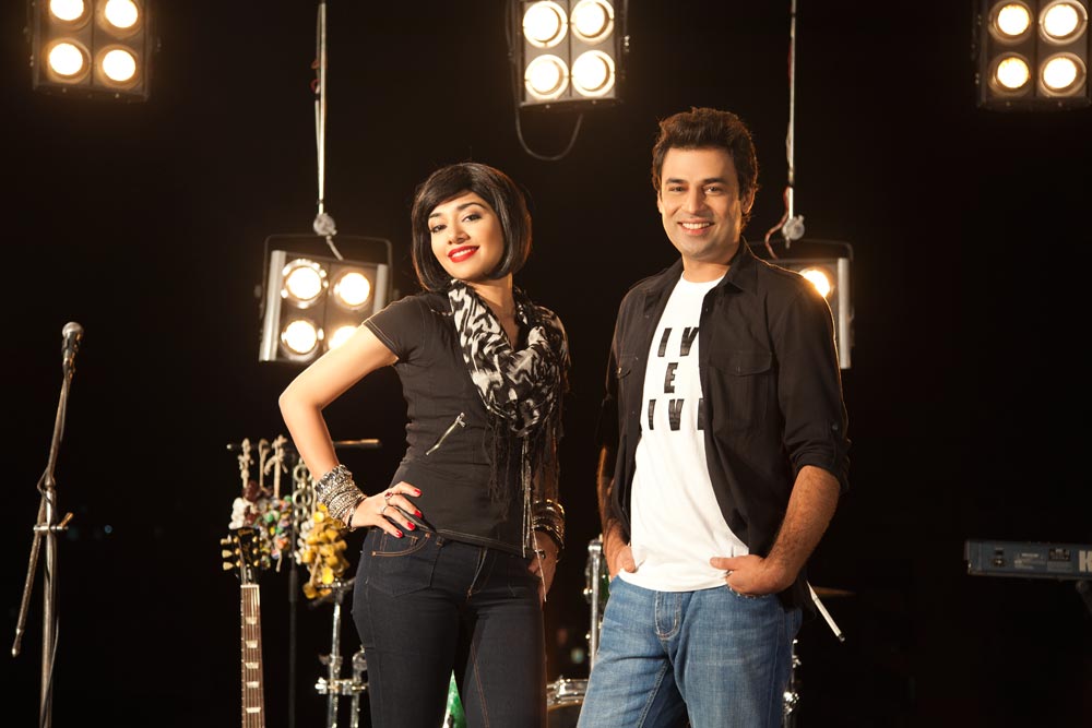 http://pakmusic.net/wp-content/uploads/2011/04/Kiran-Chaudhry-Adnan-Sarwar-Club-Caramel.jpg